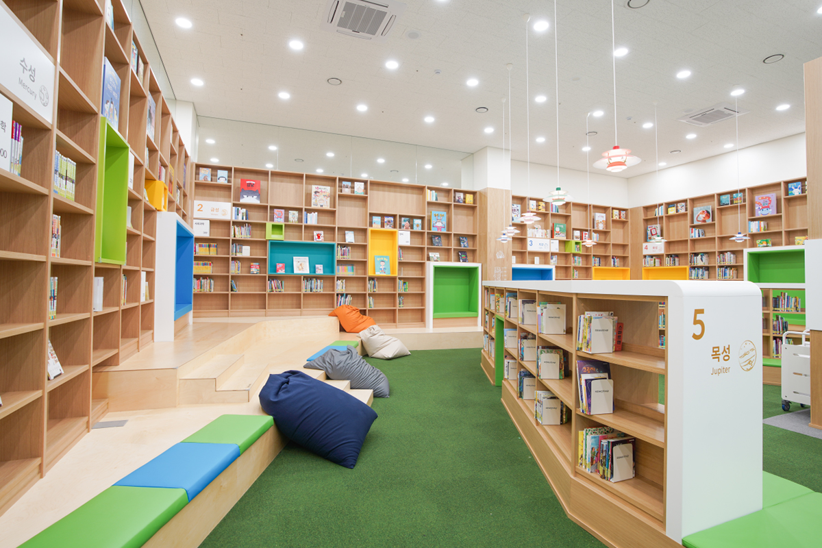 좌측면을 촬영한 어린이자료실 내부사진