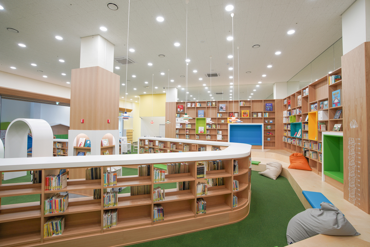 우측면을 촬영한 어린이자료실 내부사진